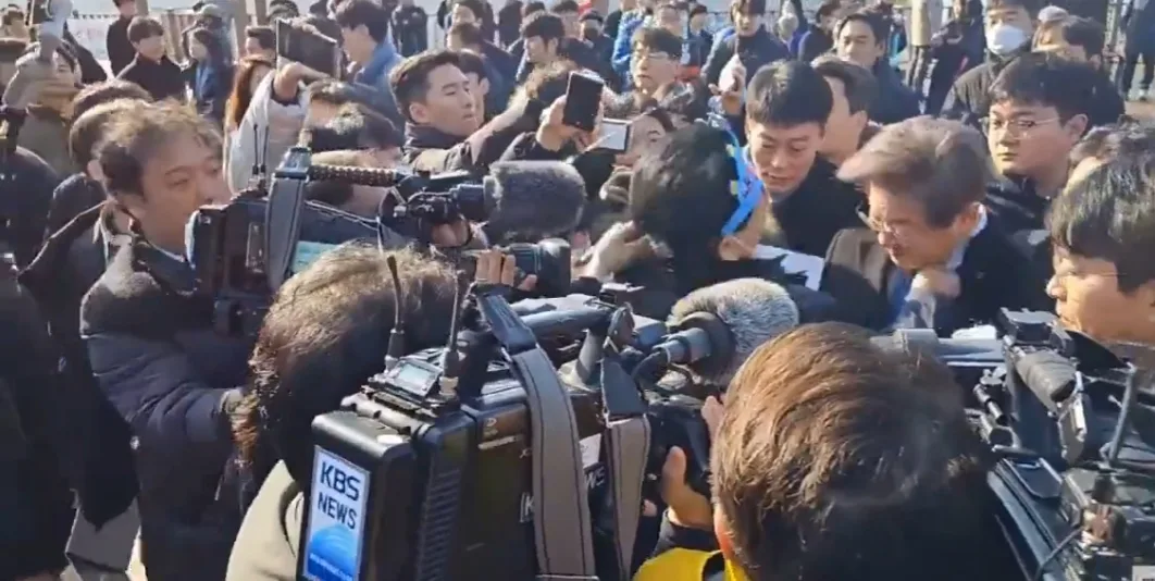 Güney Kore’de ana muhalefet lideri Lee Jae-myung, boynundan bıçaklanarak saldırıya uğradı