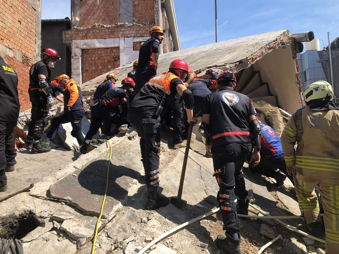 İstanbul’da bina çöktü 7 kişi yaralandı