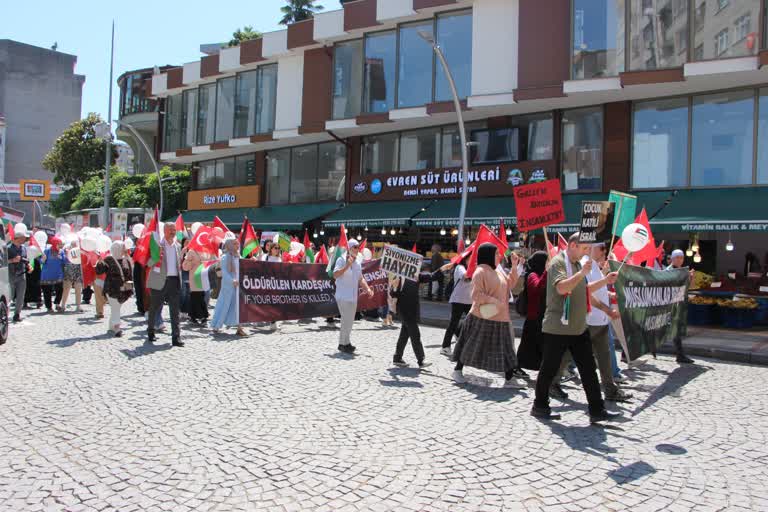 Rize Şehit Onur Kılıç Kız Anadolu Imam Hatip Lisesinden FİLİSTİN için sessiz yürüyüş