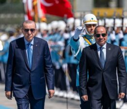 Sisi,Cumhurbaşkanı Erdoğan tarafından askeri törenle karşılandı