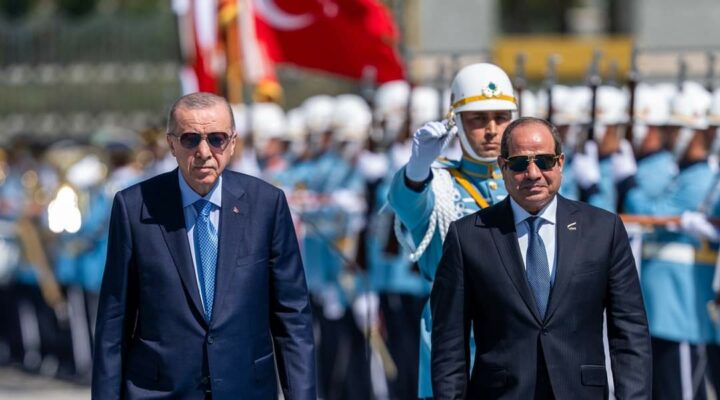 Sisi,Cumhurbaşkanı Erdoğan tarafından askeri törenle karşılandı