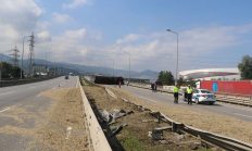 Samsun’da Sürücüsünü arı sokan TIR, devrildi