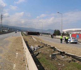 Samsun’da Sürücüsünü arı sokan TIR, devrildi