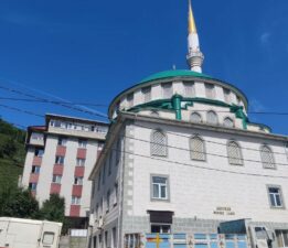 RİZE’DE CAMİDEN 70 YILLIK SAKALI ŞERİF ÇALINDI..