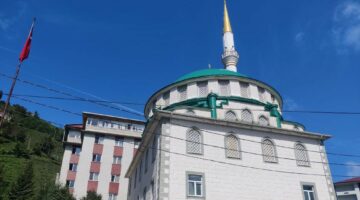 RİZE’DE CAMİDEN 70 YILLIK SAKALI ŞERİF ÇALINDI..