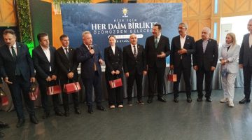 YILMAZ KATMER, RİZE’YE GELEN AK PARTİ MİLLETVEKİLLERİNİ, ÇAYKUR ÇAYLARIYLA UĞURLADI..