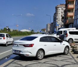 YAYA YERİ PARK YERİ OLDU      MENDERES BULVARININ YAYA YOLUNDA PARK EDEN ARAÇLAR TEPKİ ÇEKİYOR, YETKİLİLER GÖRMÜYOR  