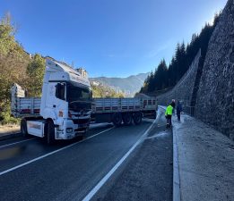 Artvin’de tır duvara tosladı