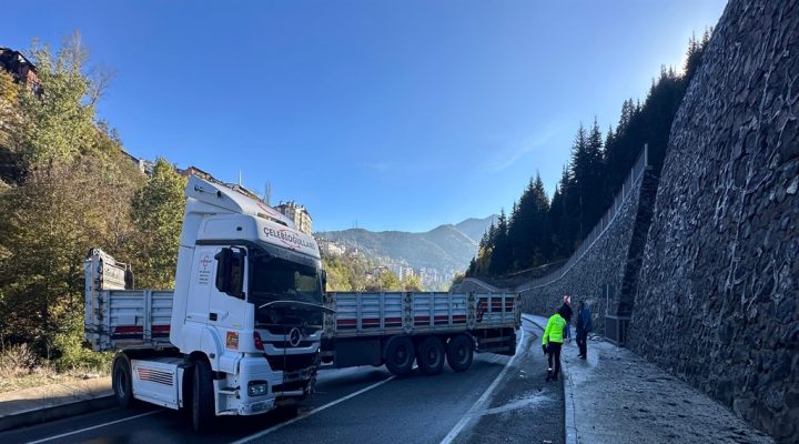 Artvin’de tır duvara tosladı