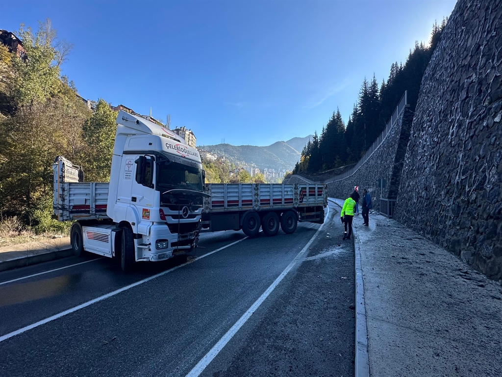 Artvin’de tır duvara tosladı