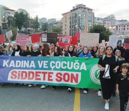 RİZE’DE KADINA ŞİDDET BÜYÜK BİR YÜRÜYÜŞLE PROTESTO EDİLDİ..