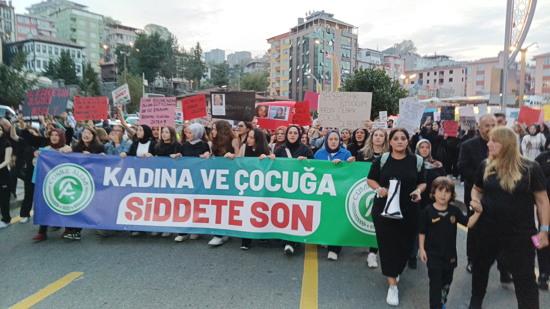 RİZE’DE KADINA ŞİDDET BÜYÜK BİR YÜRÜYÜŞLE PROTESTO EDİLDİ..