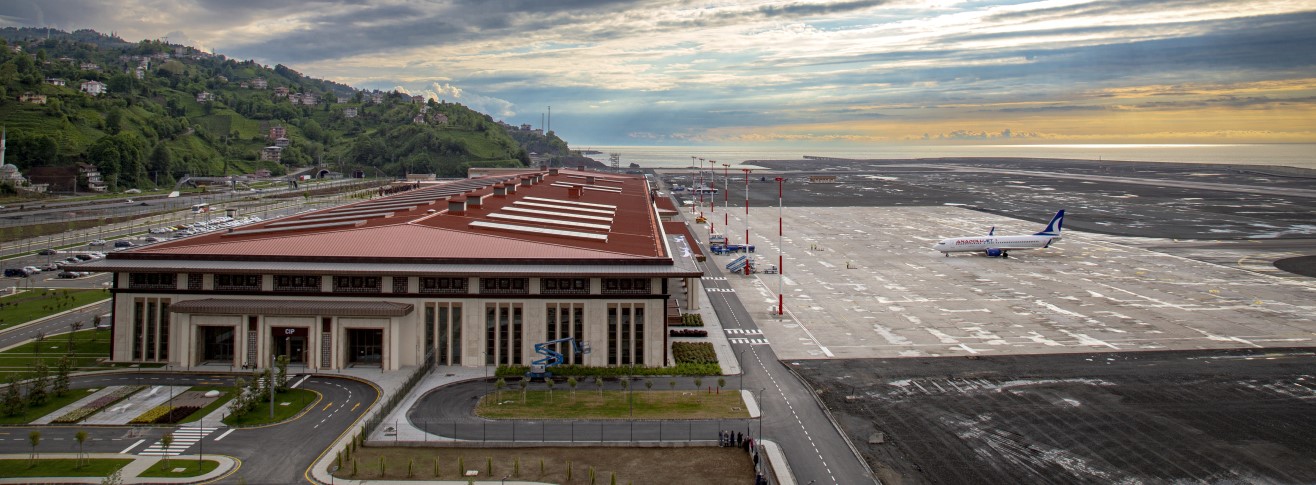 Rize Artvin havaalanına yıldırım düştü, personel şok geçirerek hastaneye kaldırıldı