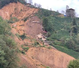 Rize’de heyelan evler toprak altına kaldı