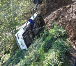 Rize’de heyelan; ahşap ev hasarı gördü, minibüs uçuruma sürüklendi