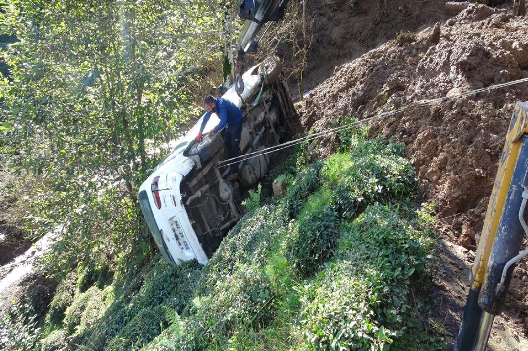 Rize’de heyelan; ahşap ev hasarı gördü, minibüs uçuruma sürüklendi