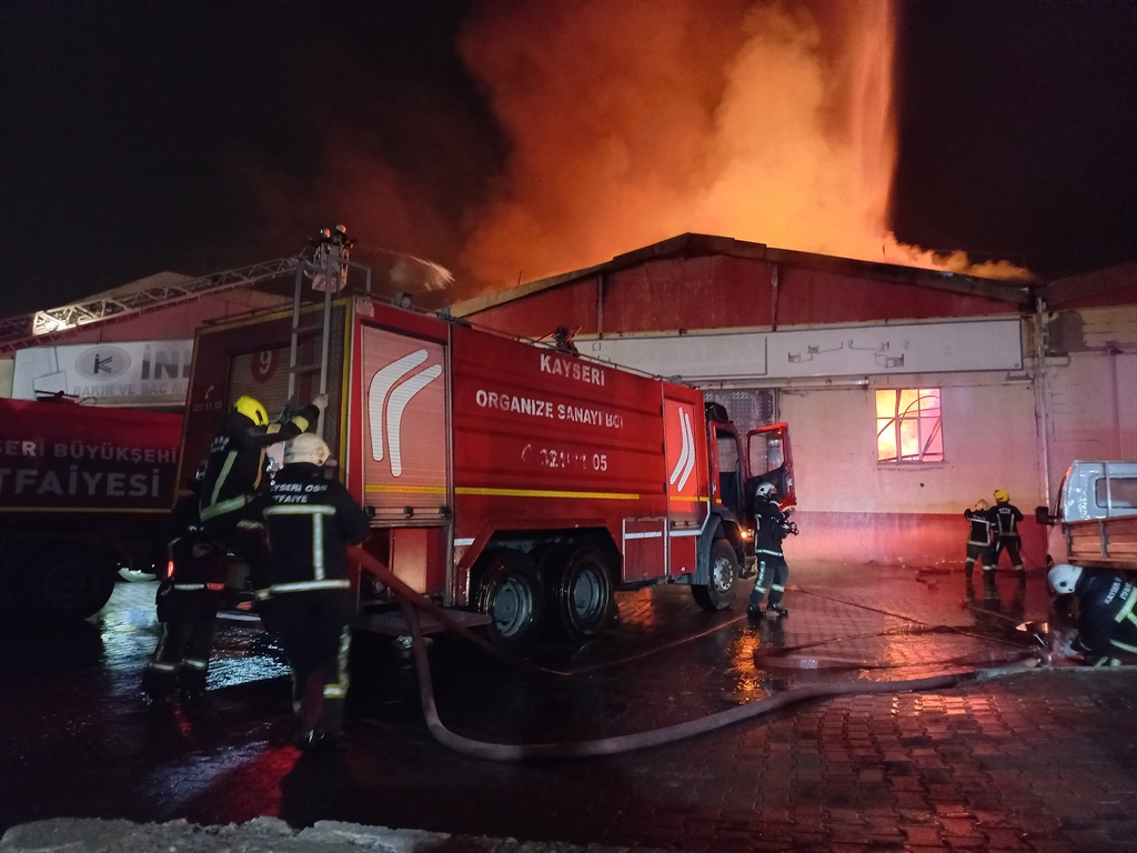 Kayseri Organize Sanayi Bölgesinde boru profil fabrikasında yangın