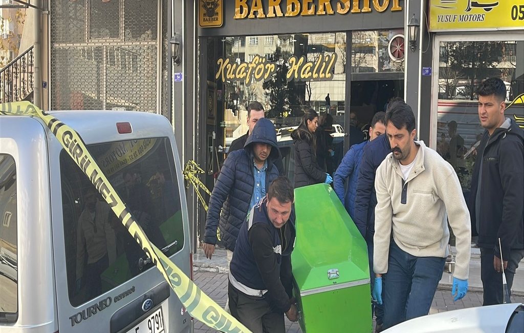 ŞANLIURFA’da berberde tıraş olurken