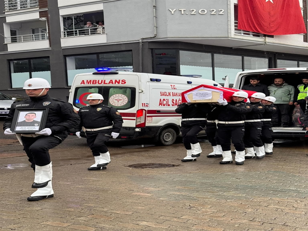 Yeni dogan bebegine anne sutu gotururken kazada olen polis topraga verildi 3